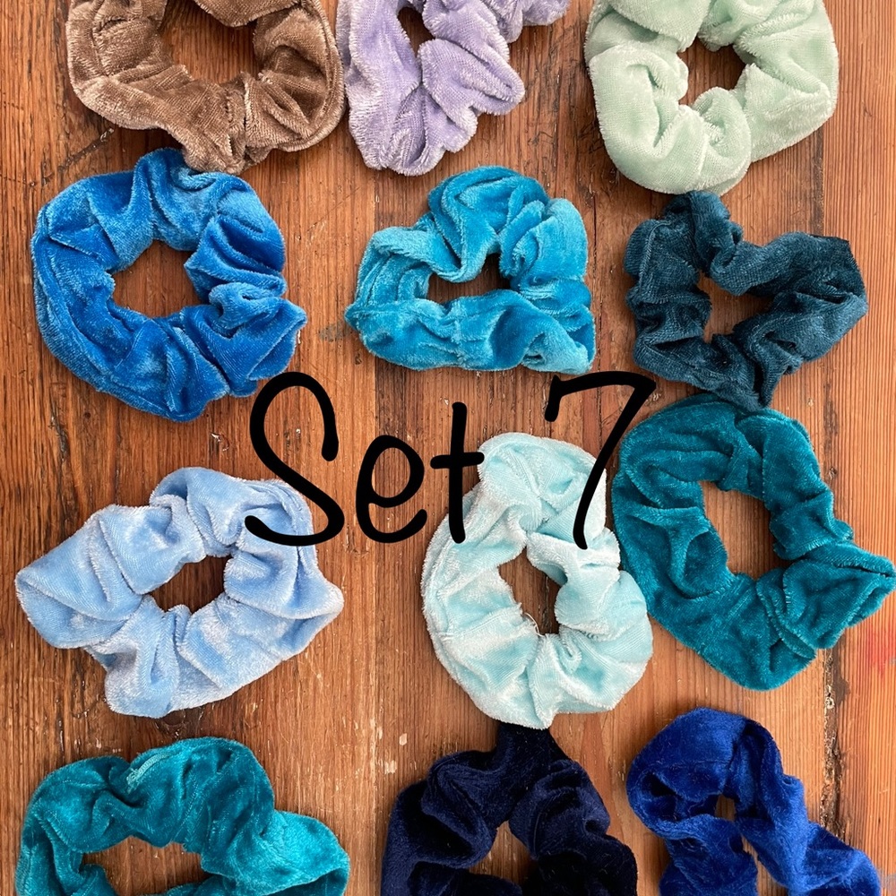 12 velvet scrunchies - Set 7